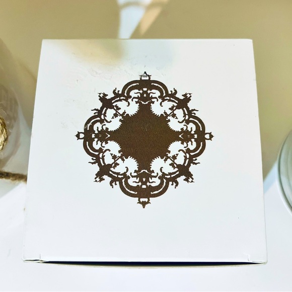 Chateau De Versailles “Chapelle Royale” Scented Candle - Picture 3 of 9